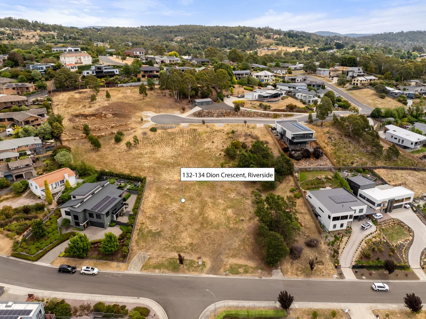 132 Dion Crescent (1/3)