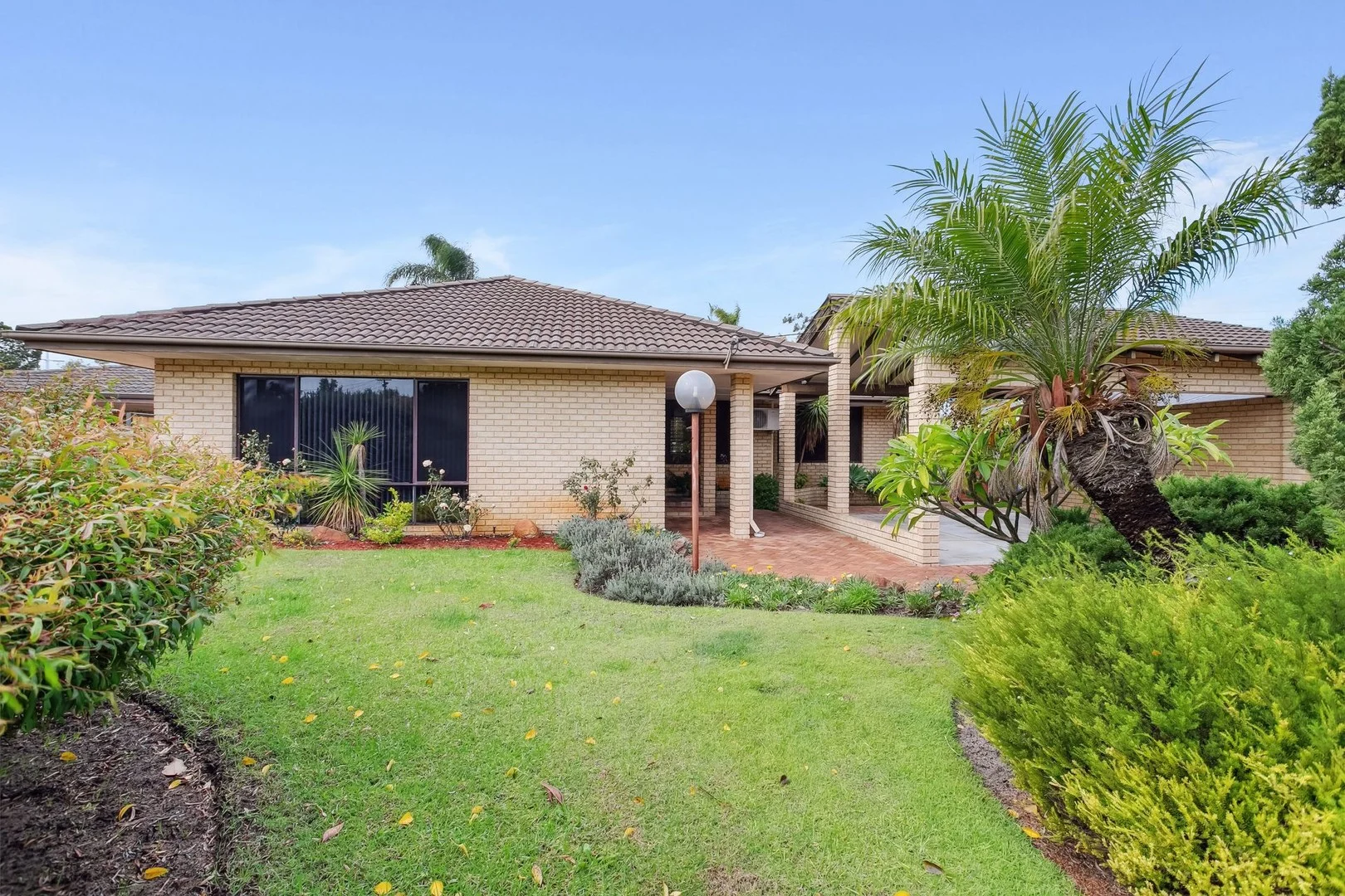 137 Howes Crescent (1/27)