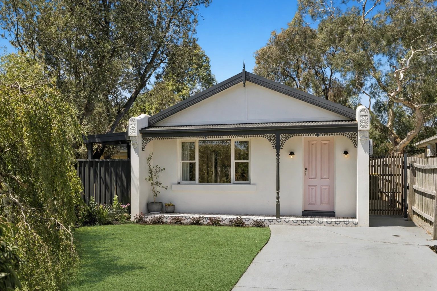 13A Linlithgow Court (1/12)