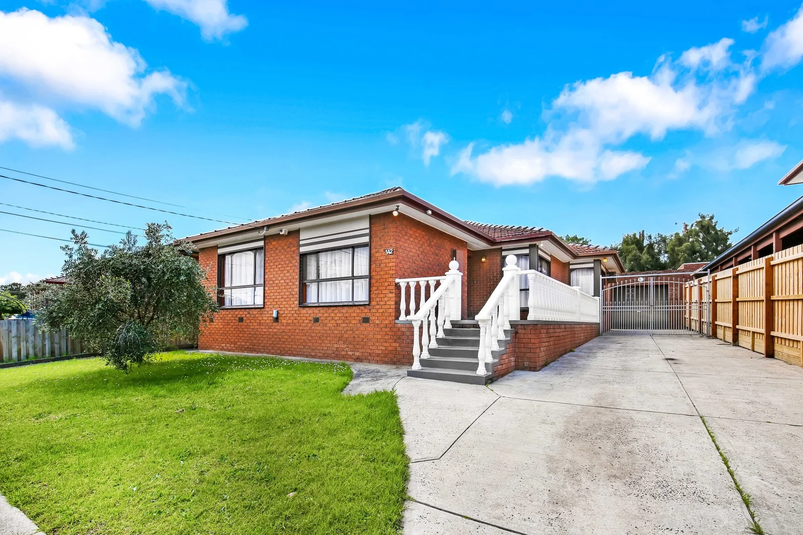 142 Victoria Drive (1/11)