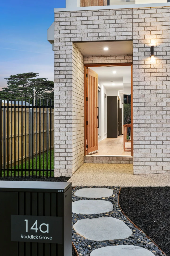 14A Roddick Grove - Image 2