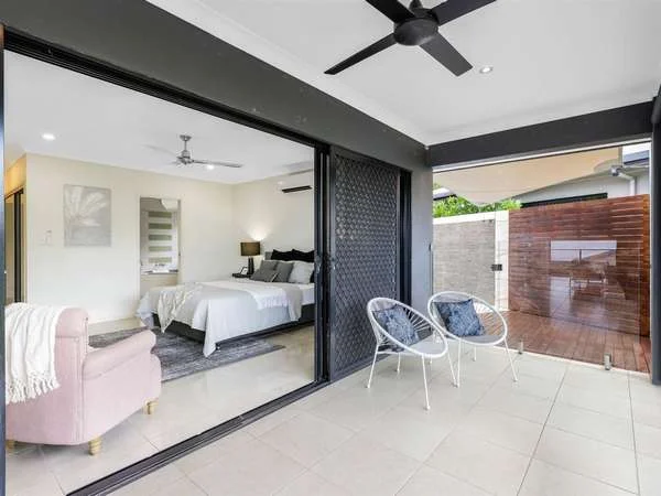 15 Buckinghamia Close (1/26)