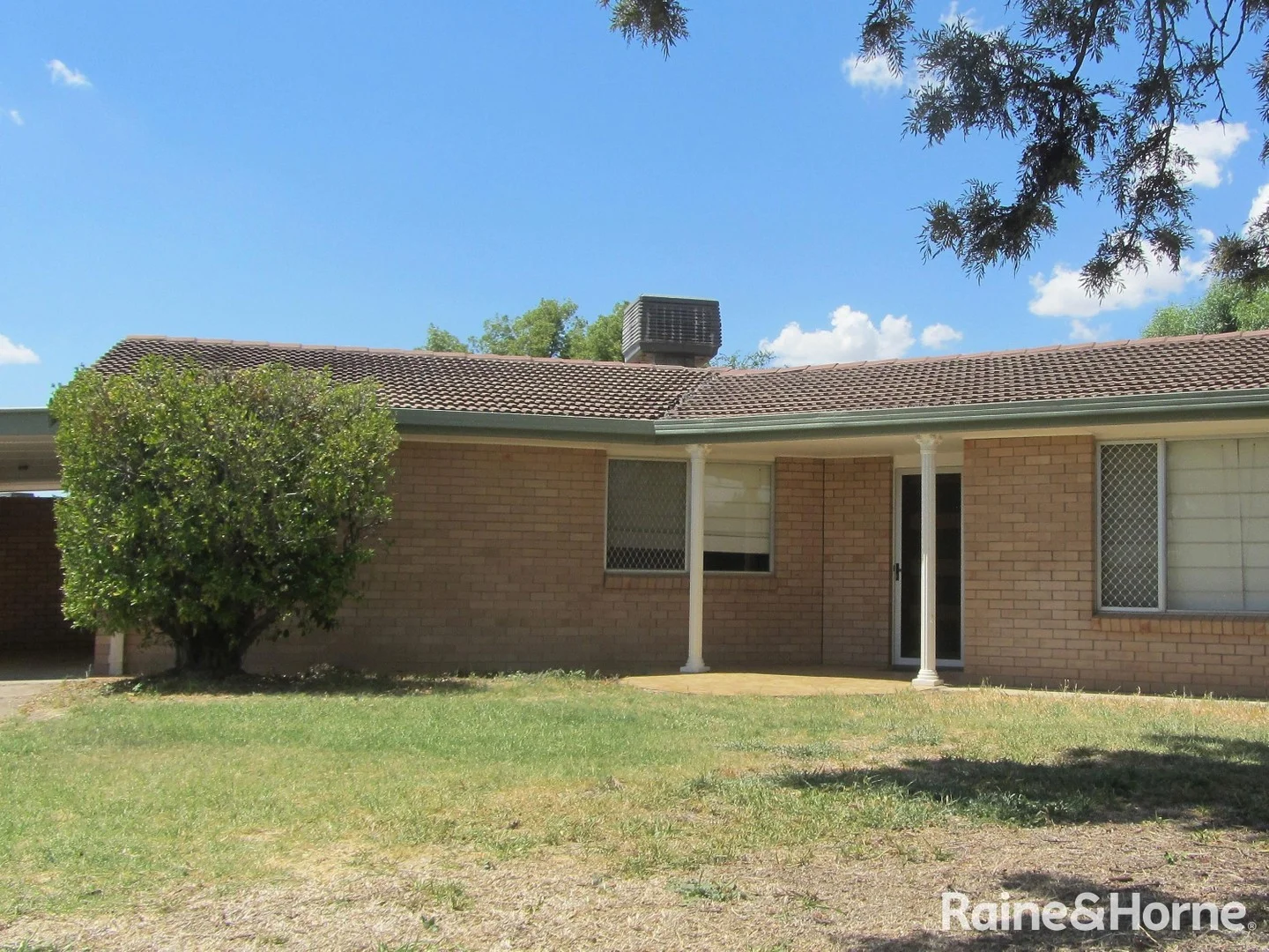 15 Logan Street (1/8)