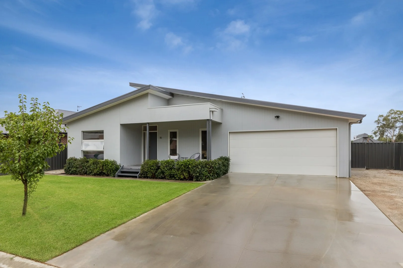16 Armstrong Drive (1/1)