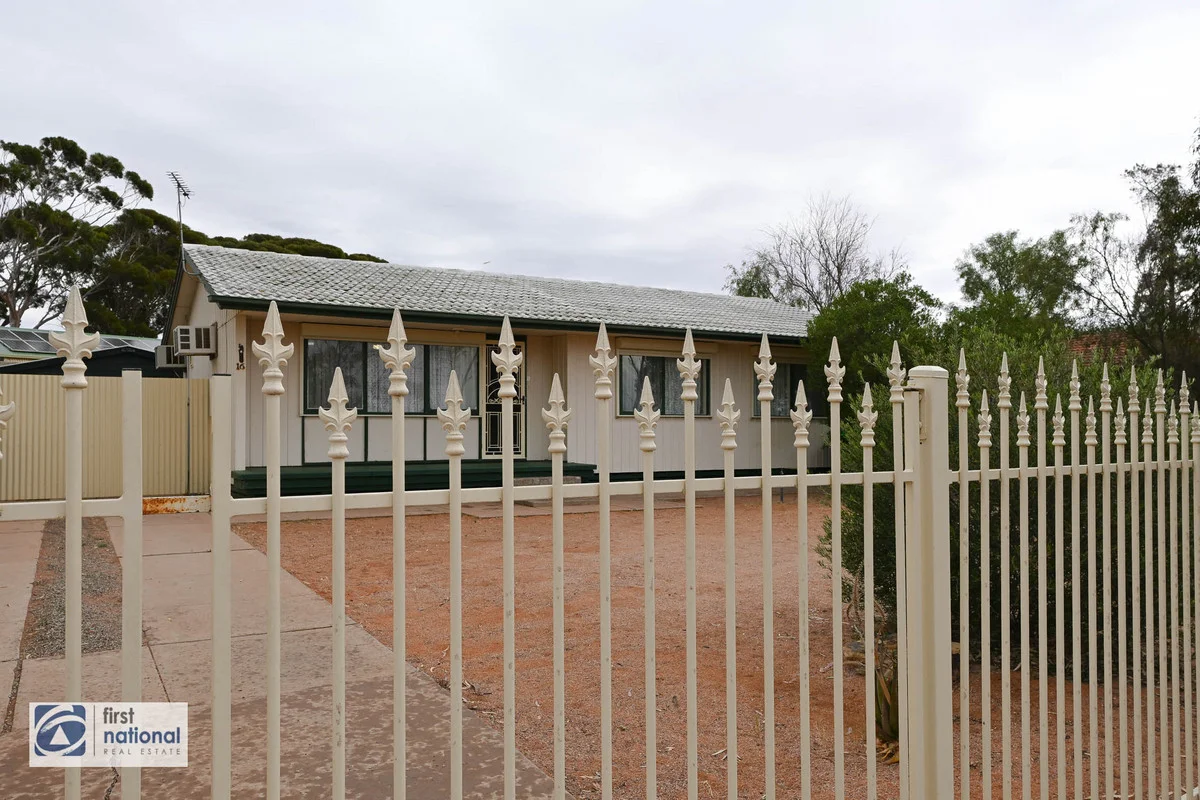 16 Larkin Crescent (1/27)