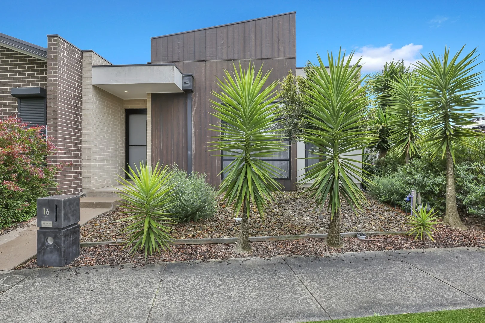 16 Lexington Crescent (1/19)