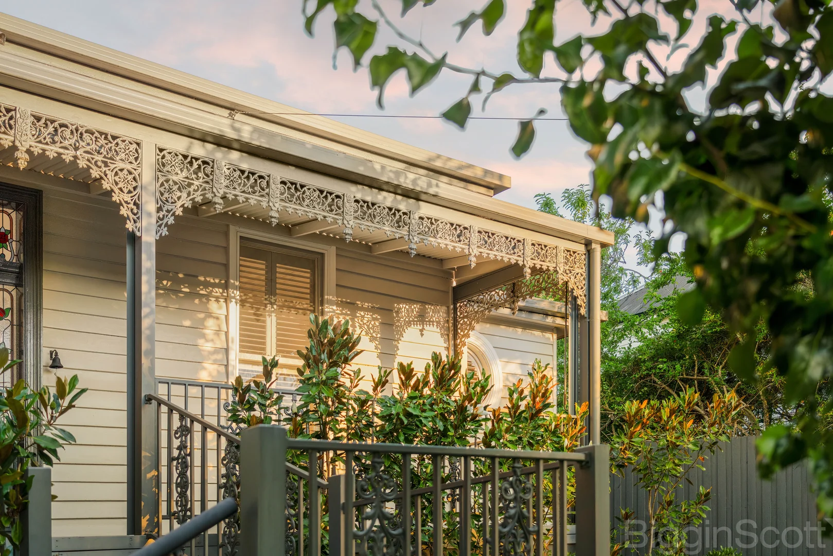16 Vincent Street North (1/27)