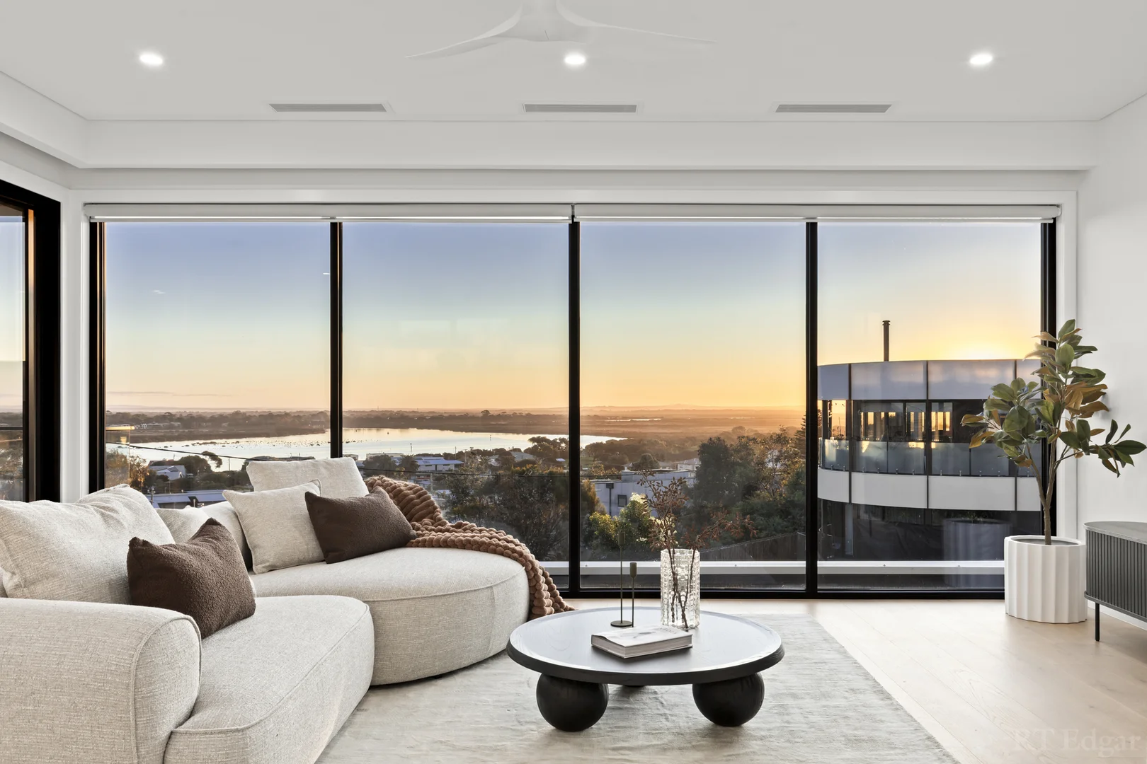 17 Newcomb Street - Image 4