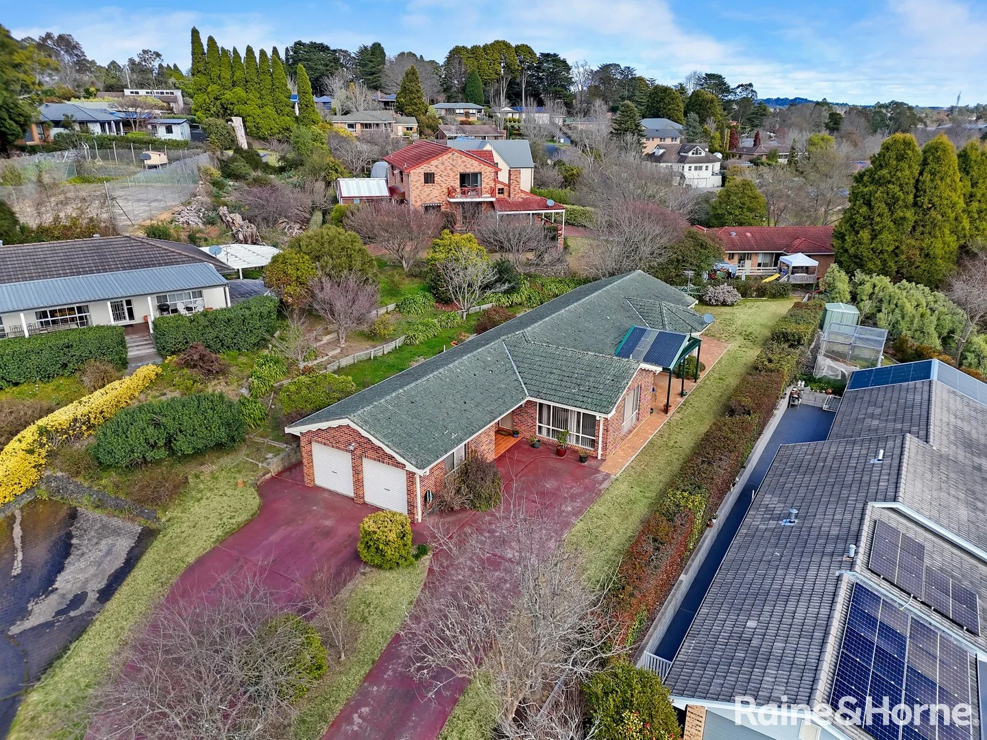 17 Thwaites Drive (1/16)