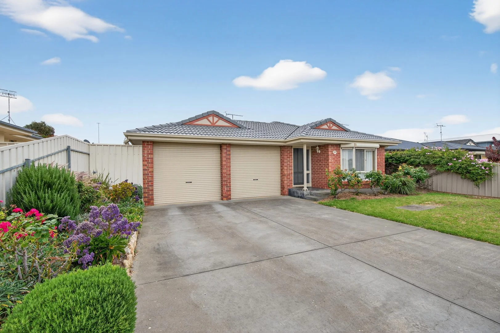 17 Woodrow Way (1/25)