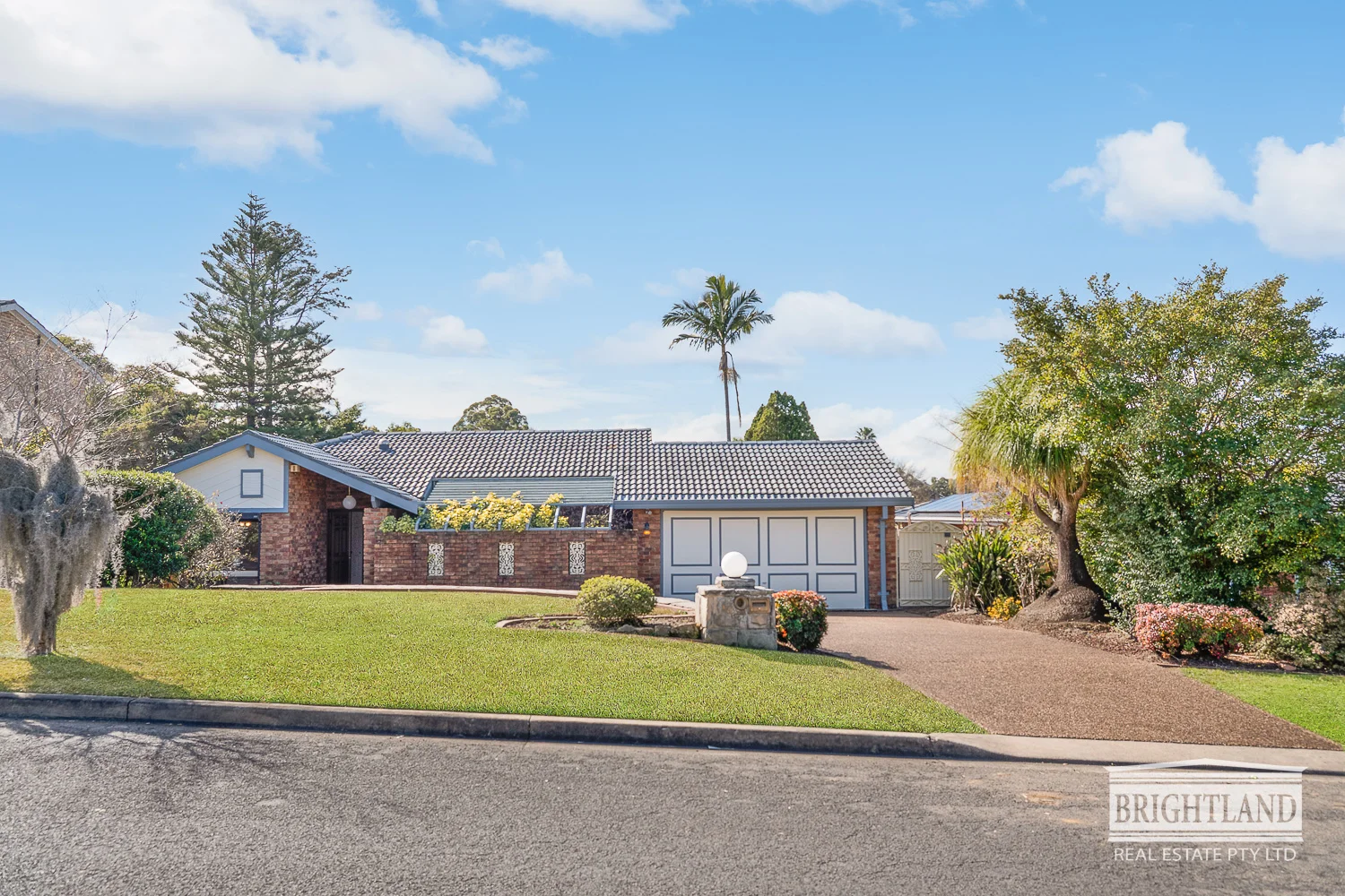 18 Colosseum Cres (1/15)