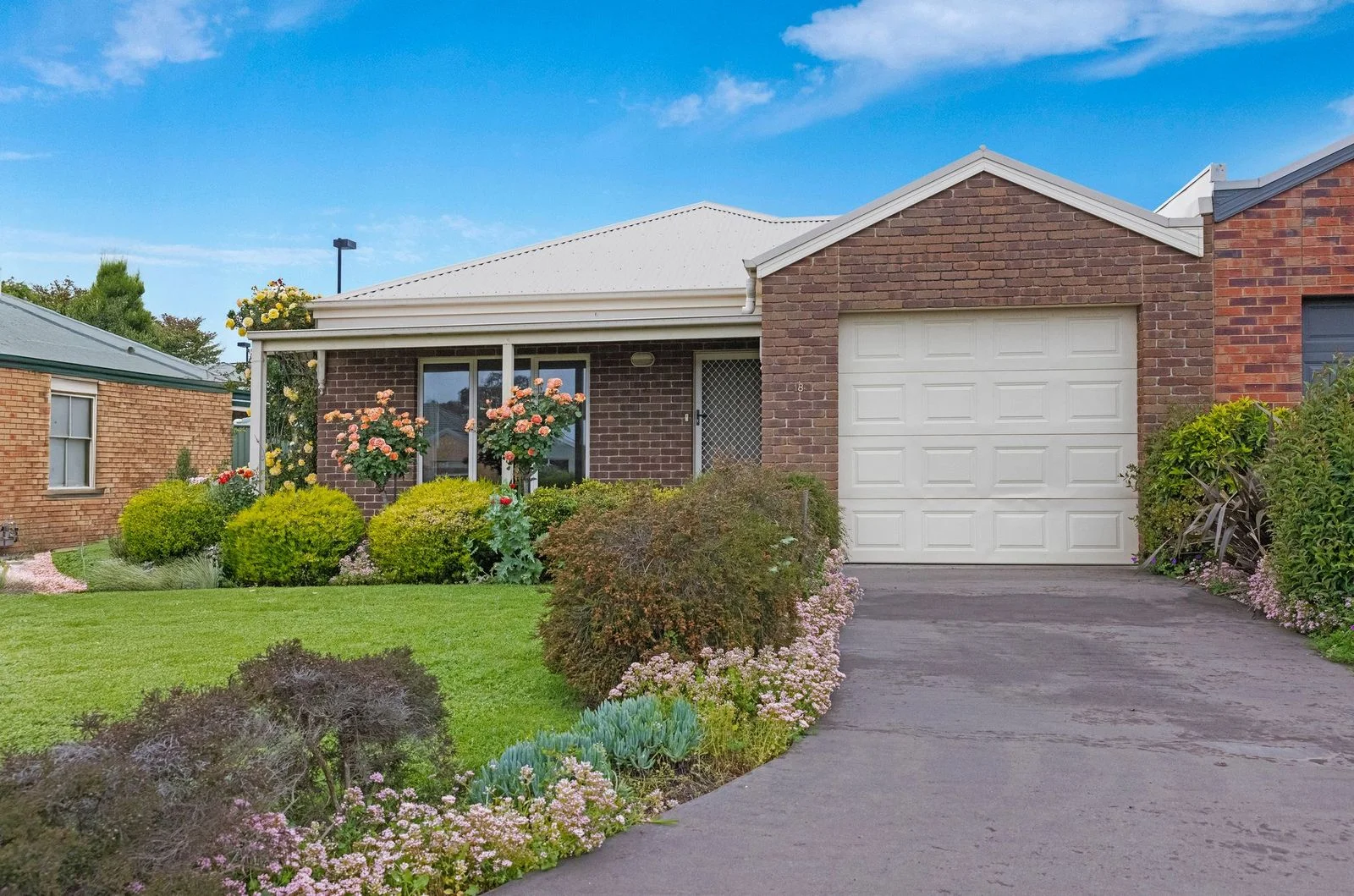 18 Lakeside Court (1/12)