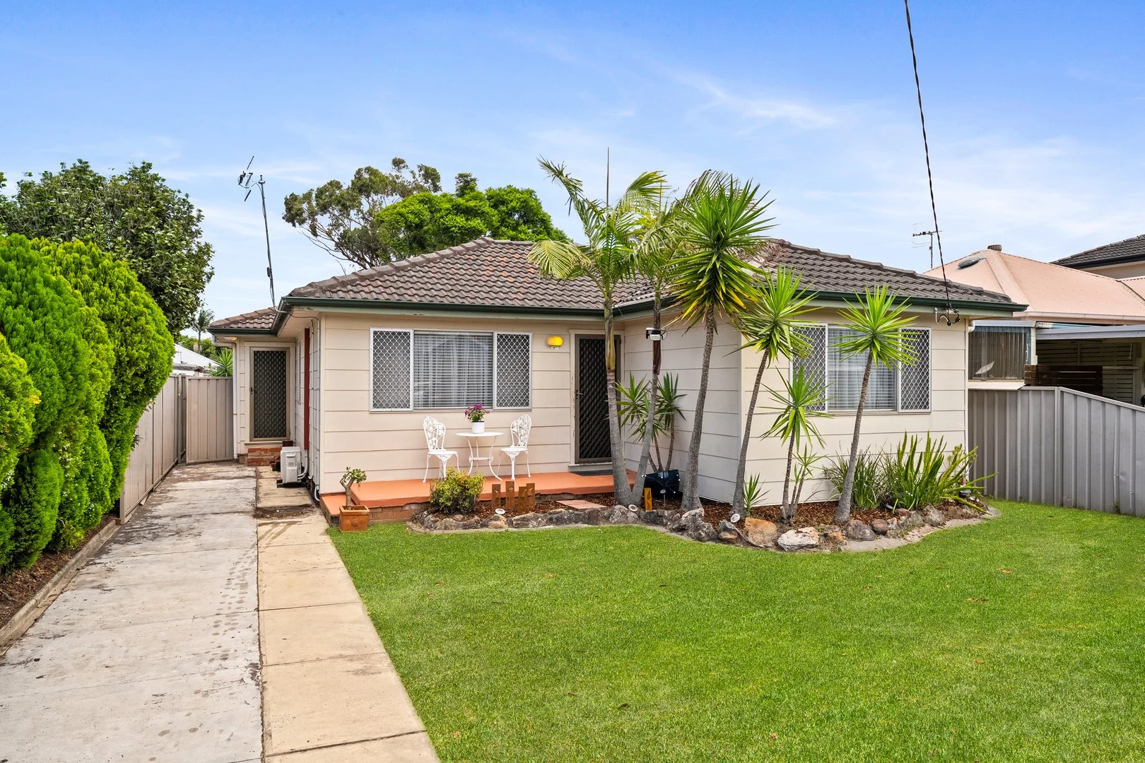18 Lone Pine Avenue (1/12)
