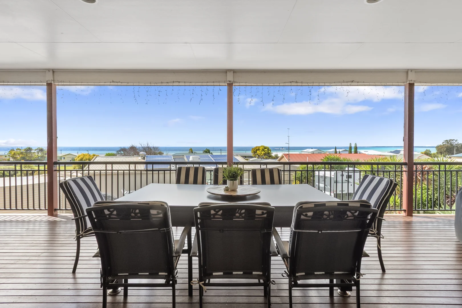 19 Bay Crescent (1/3)