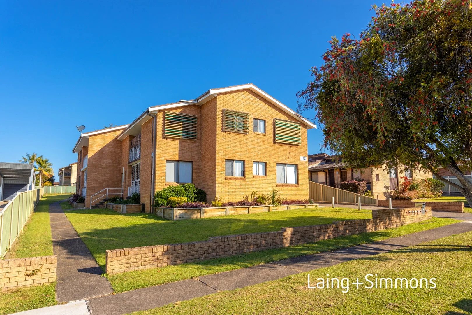 2/112 Albert Street (1/8)