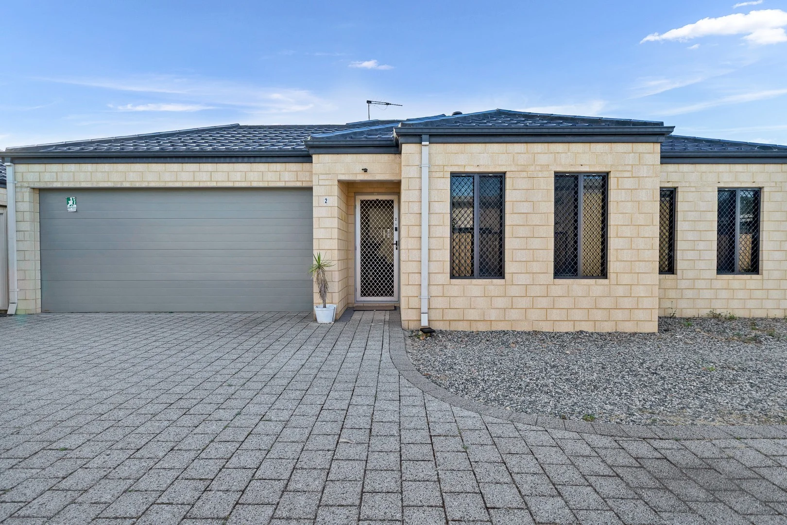 2/172 Hicks Street (1/21)