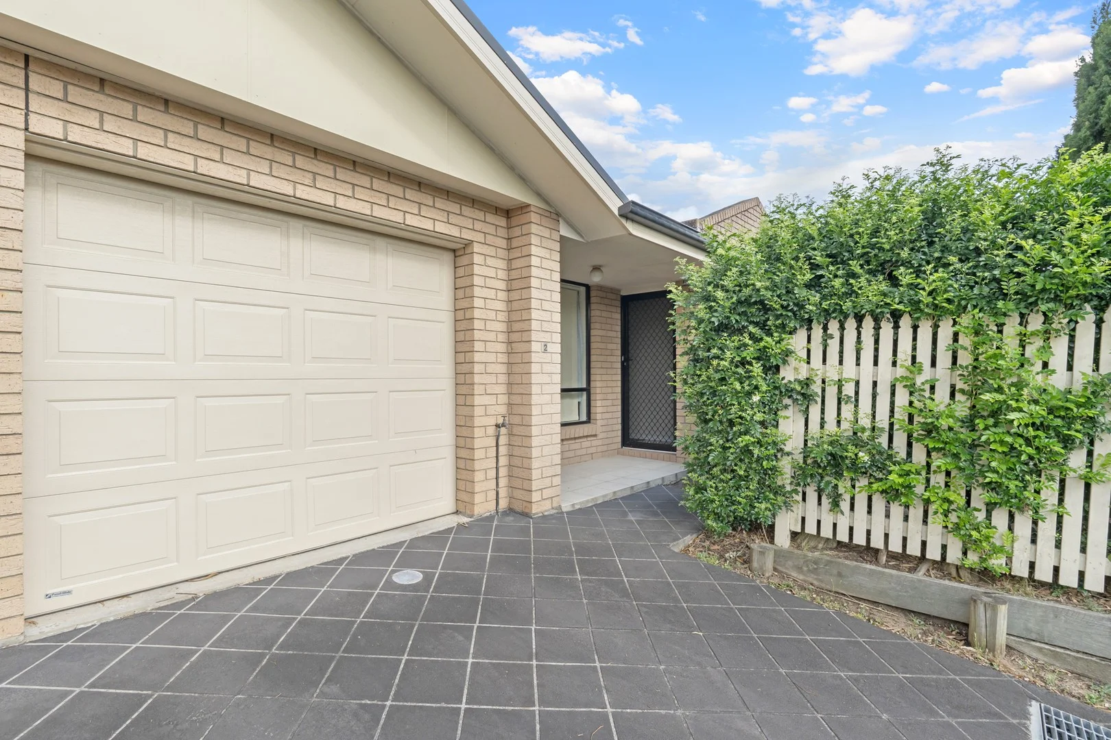 2/2 Deakin Close (1/15)