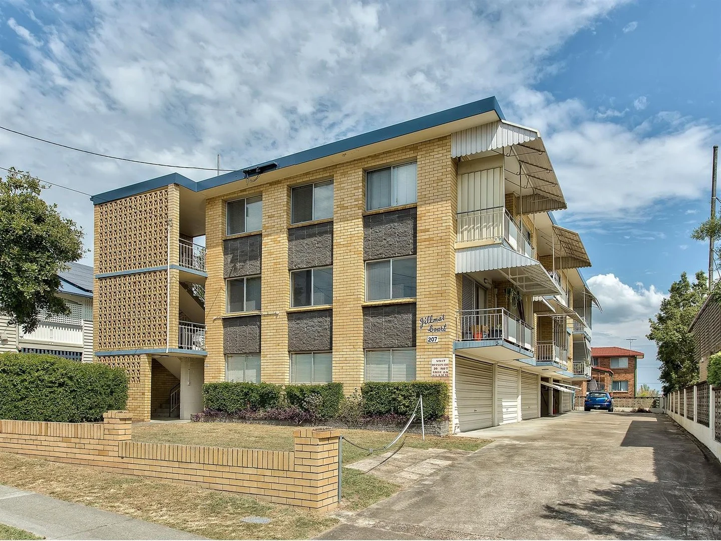 2/207 Cavendish rd (1/12)