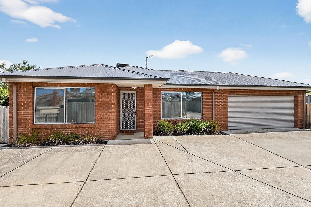 2/35 Wellington Street (1/18)