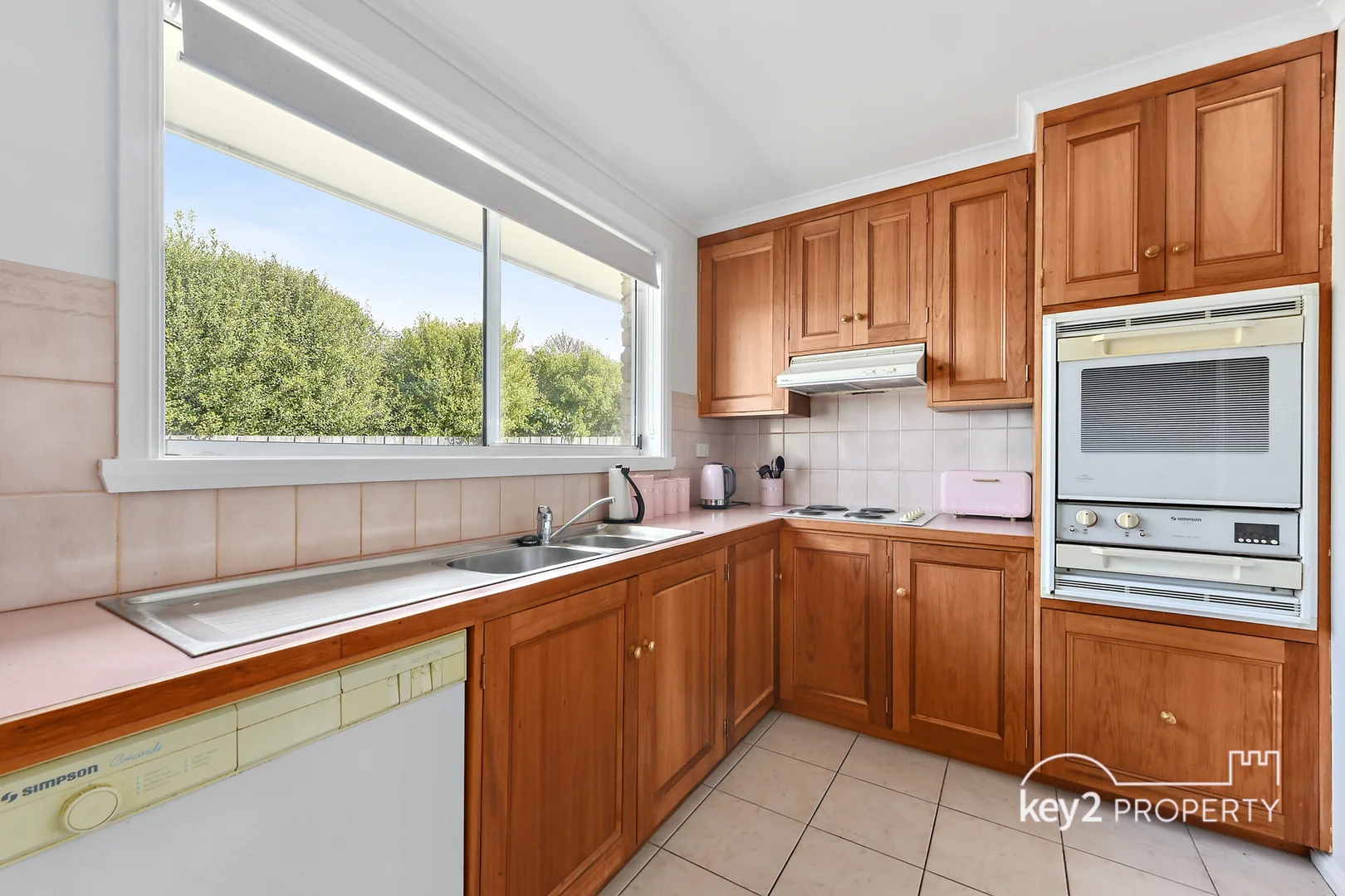 2/4 Penwood Close - Image 4