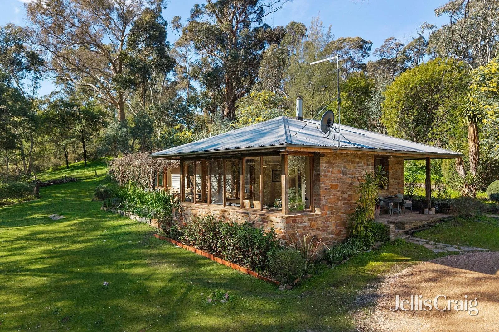 2 Llewellyn Road (1/18)