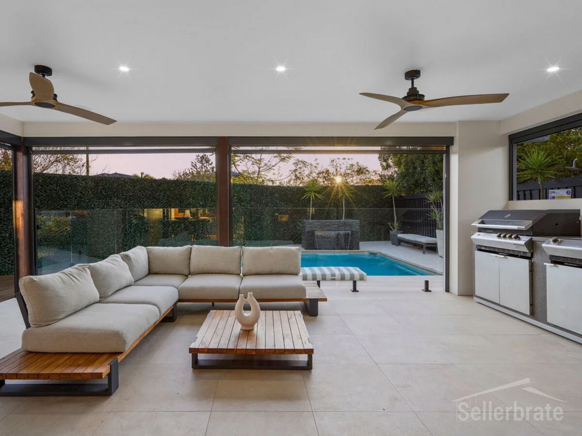 2 Riviera Court (1/3)