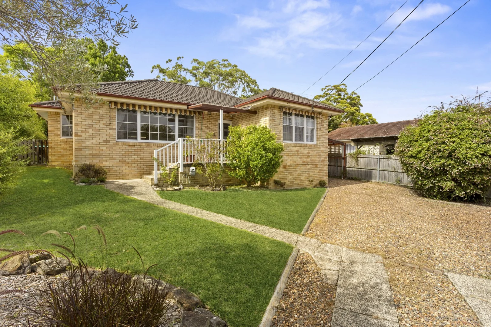 2 Vines Avenue (1/10)