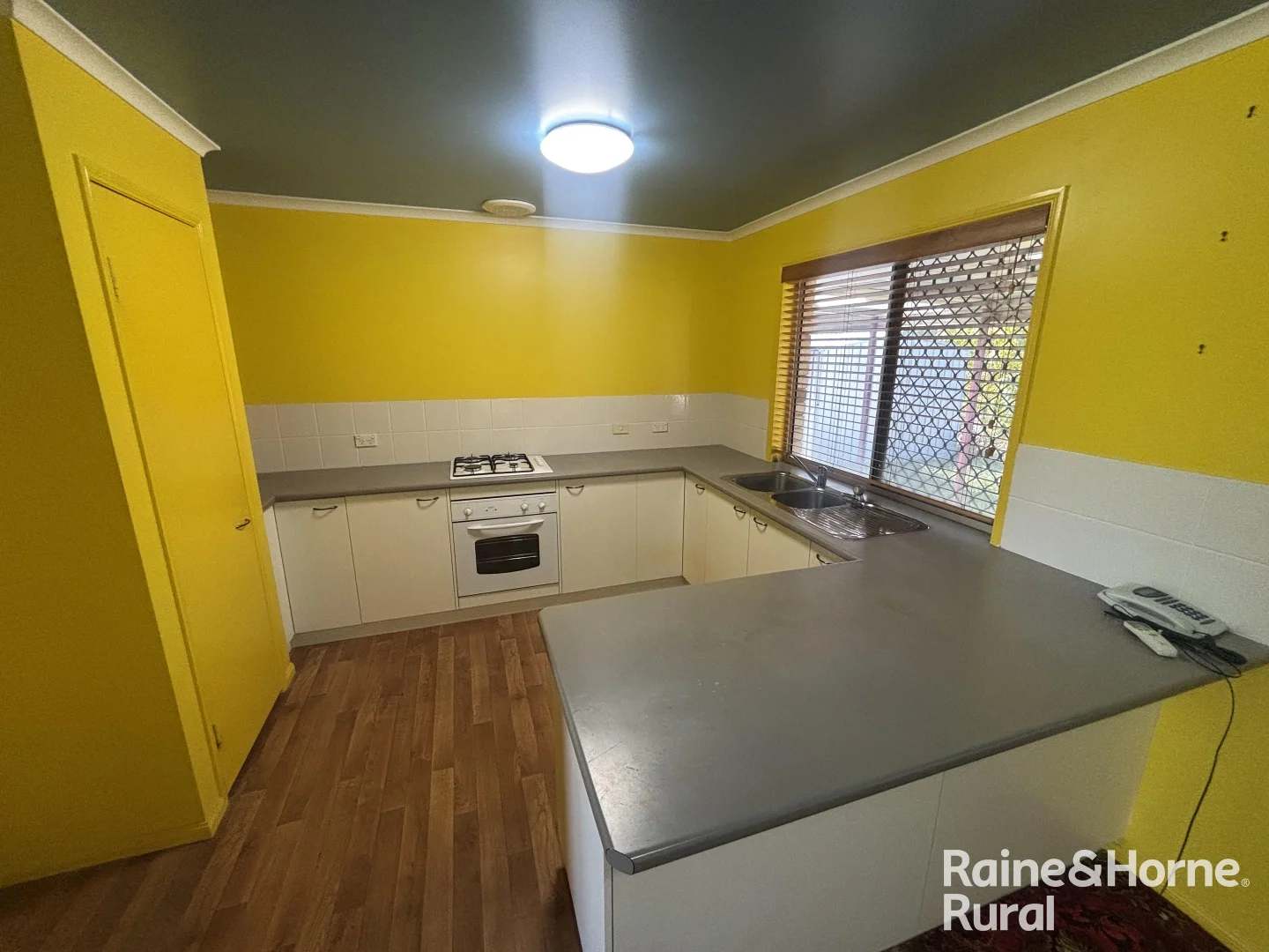20 Burns Crescent - Image 2