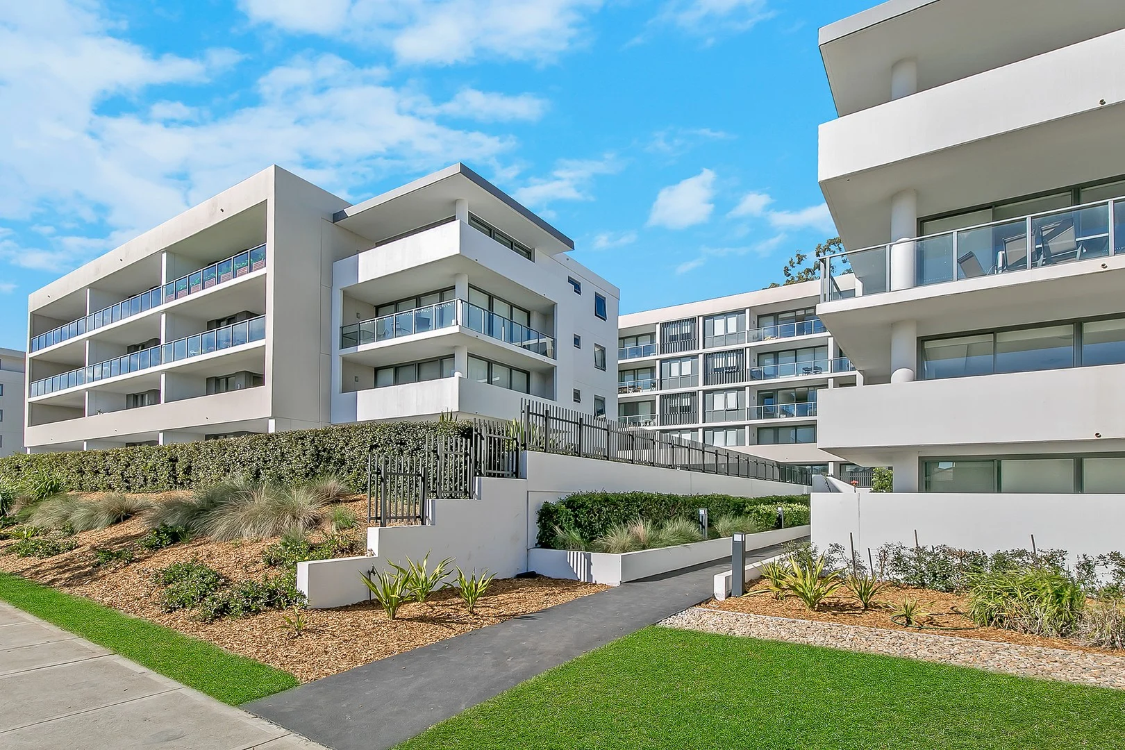 204/1 Lucinda Avenue (1/10)