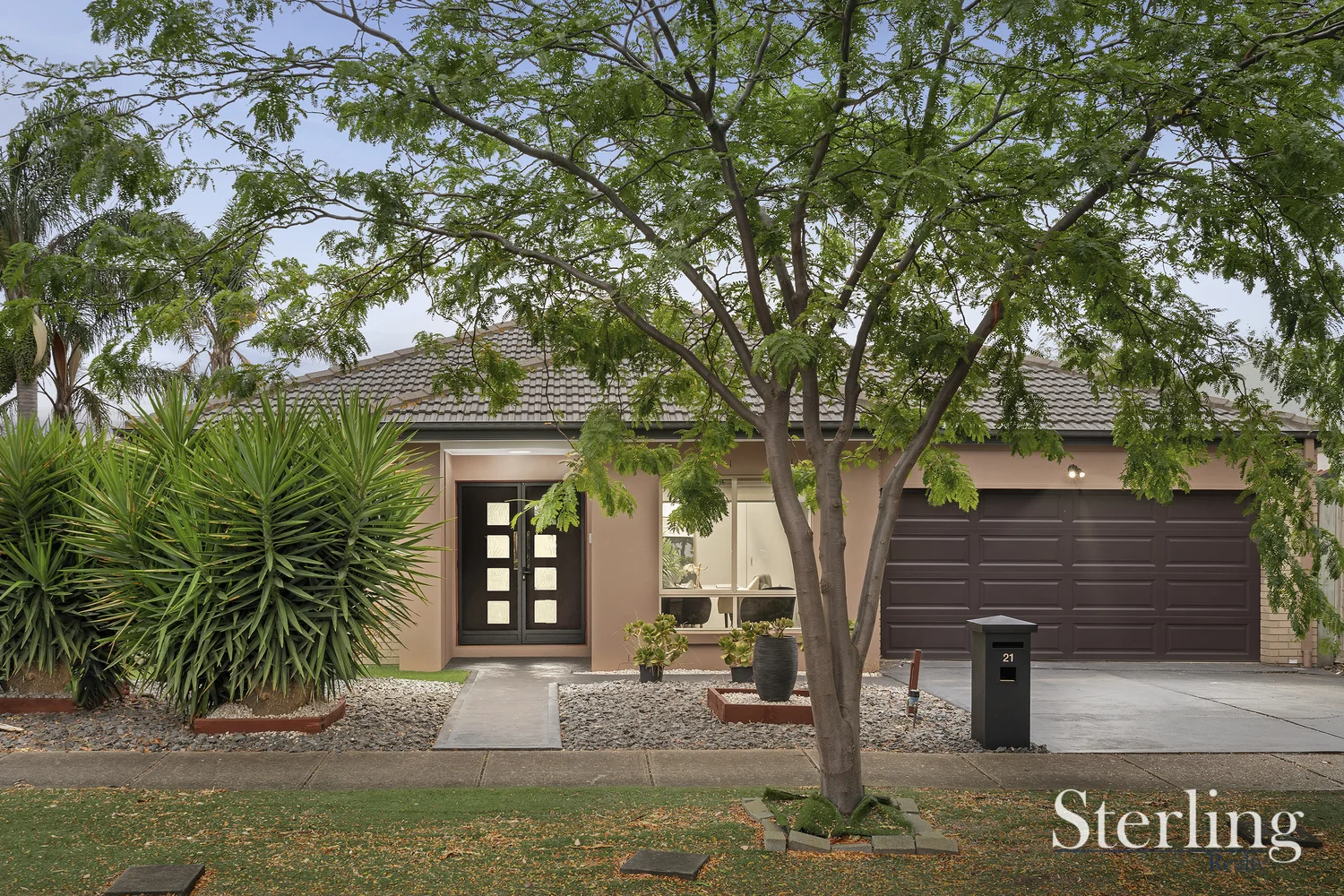 21 Whistler Crescent (1/16)
