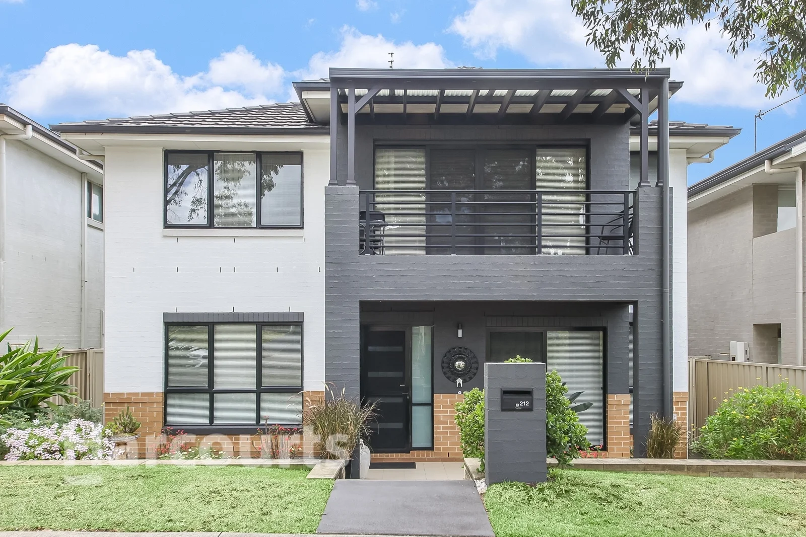212 Mount Annan Drive (1/11)