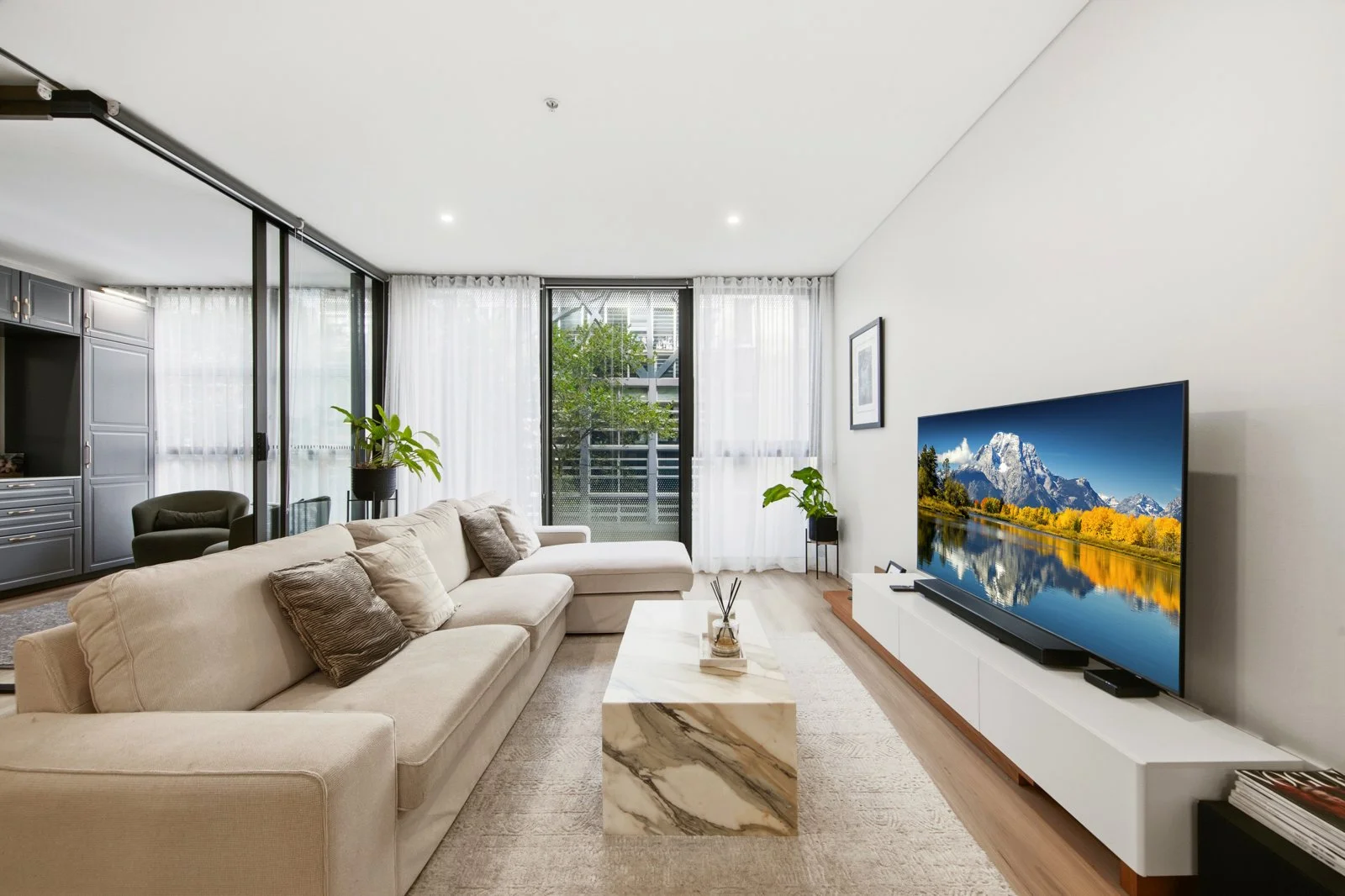 219/211 Pacific Highway (1/27)