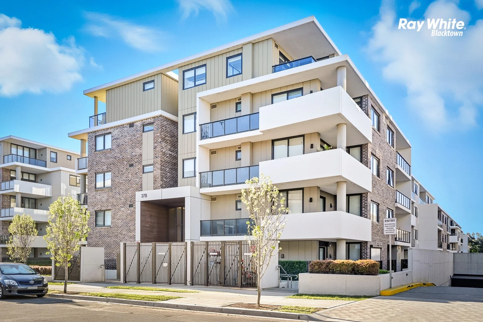 220/37B MANCHESTER DRIVE (1/19)
