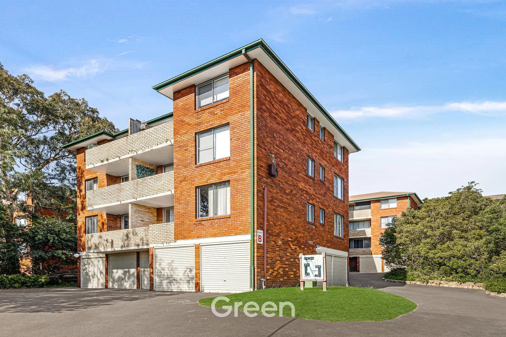 24/21-27 Meadow Crescent (1/12)