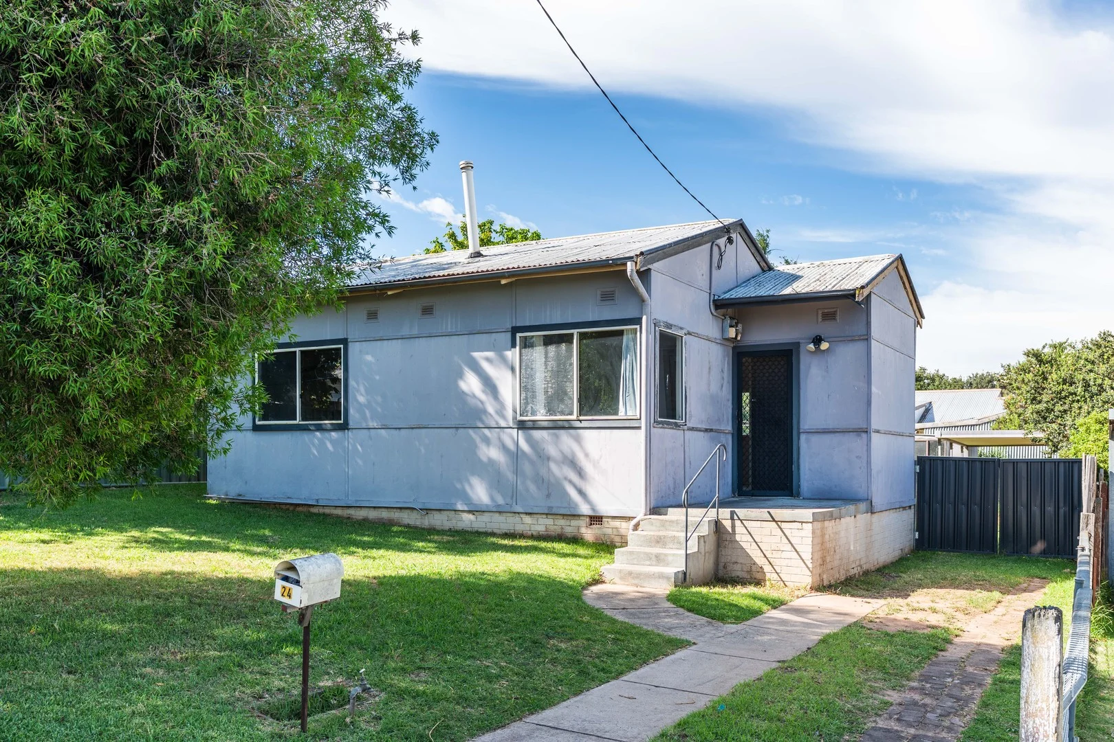 24 Buna Street (1/14)