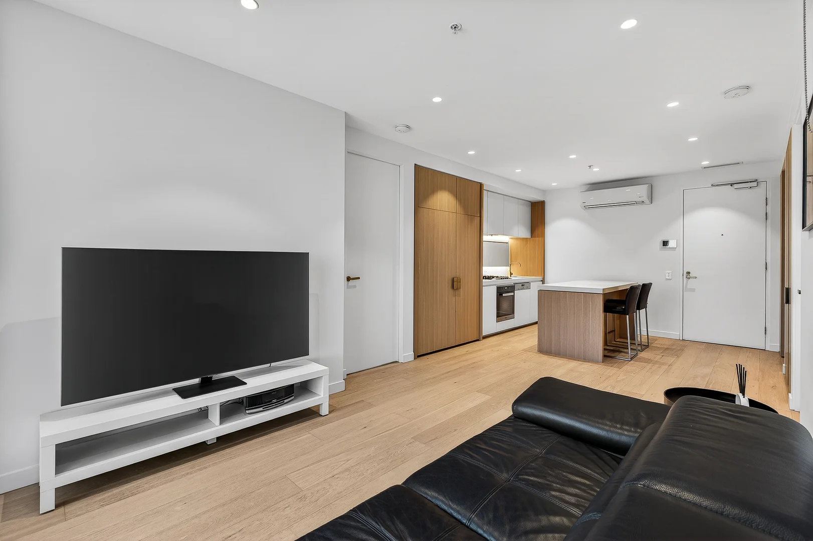 2605/545 Station Street - Image 2