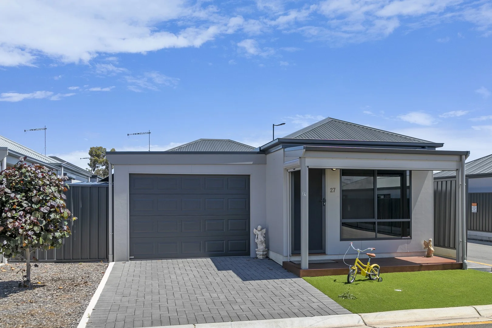 27/60A Strathaird Boulevard (1/10)