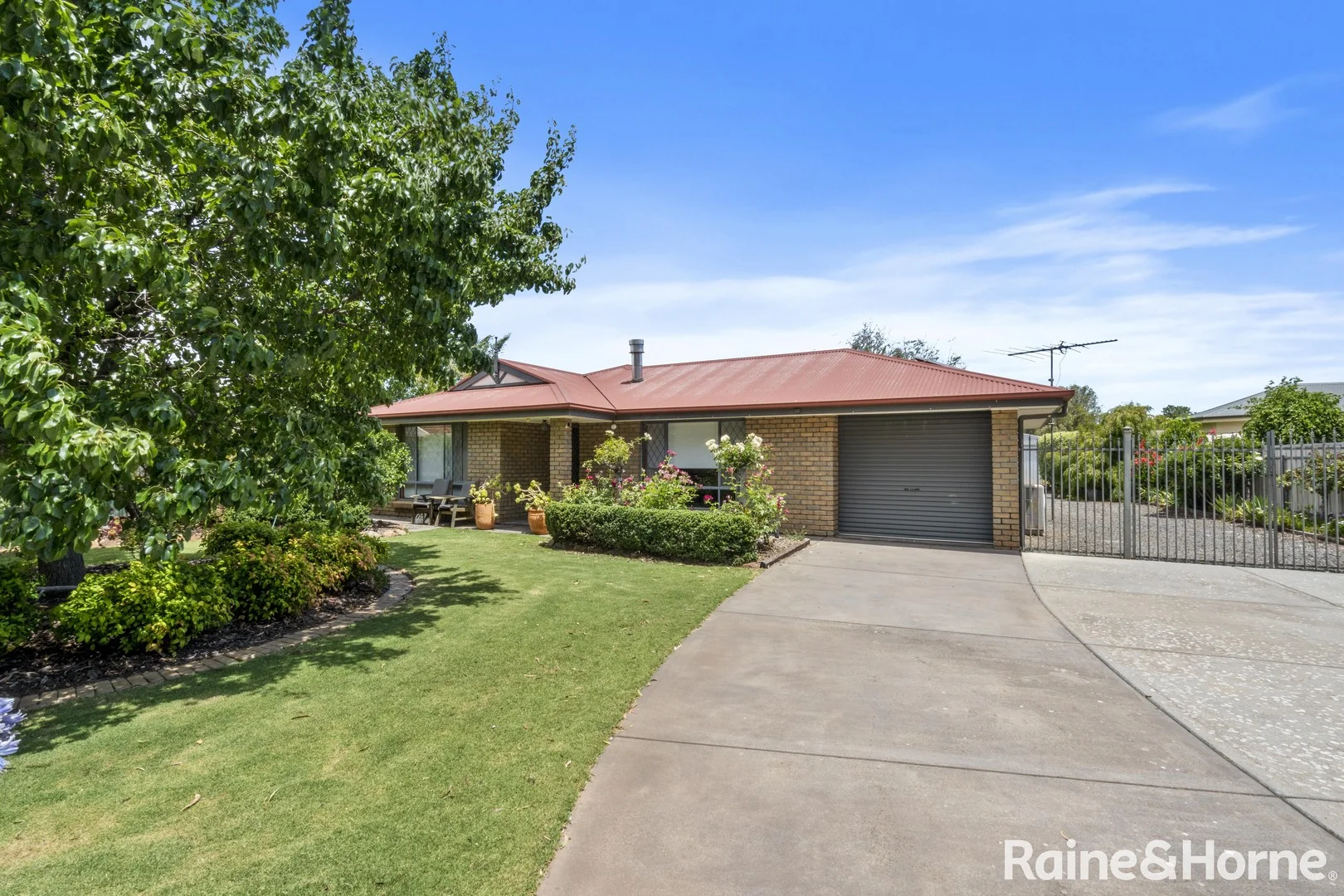 27 Fairfield Drive (1/24)