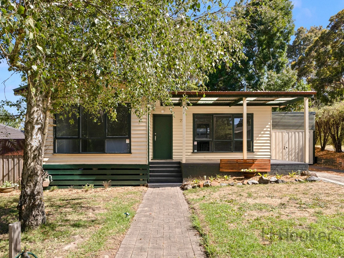 27 Royalden Close (1/16)