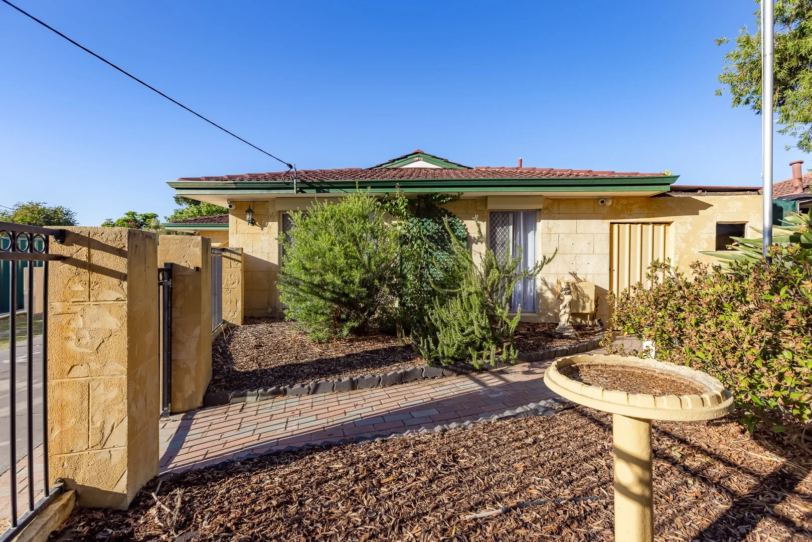 27 Toongabbie Way (1/19)