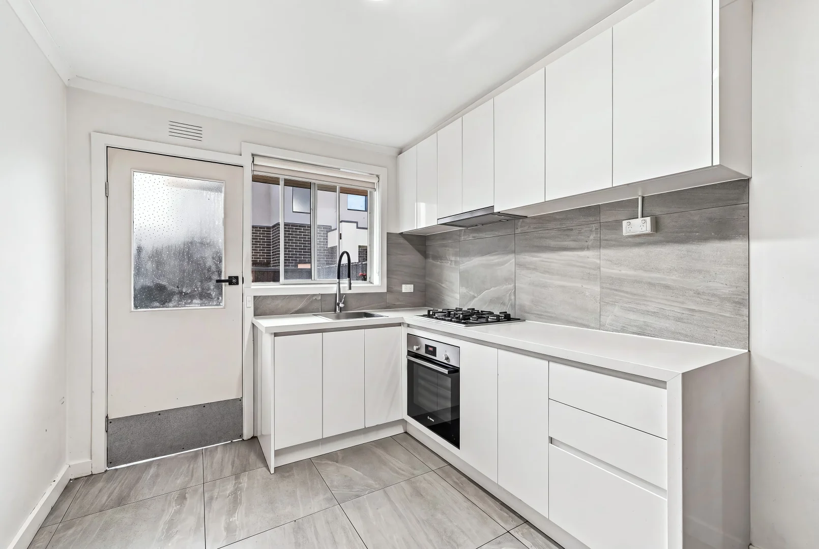 3/13 Oakes Avenue - Image 3