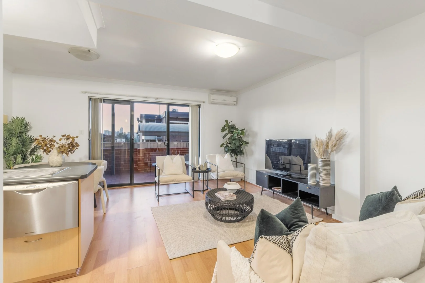 3/29 Egham Road (1/24)