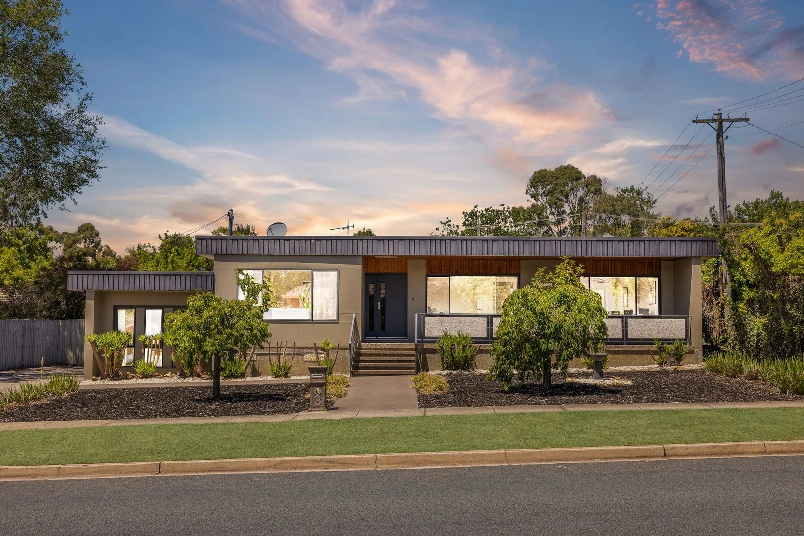 3 Bennelong Crescent (1/18)