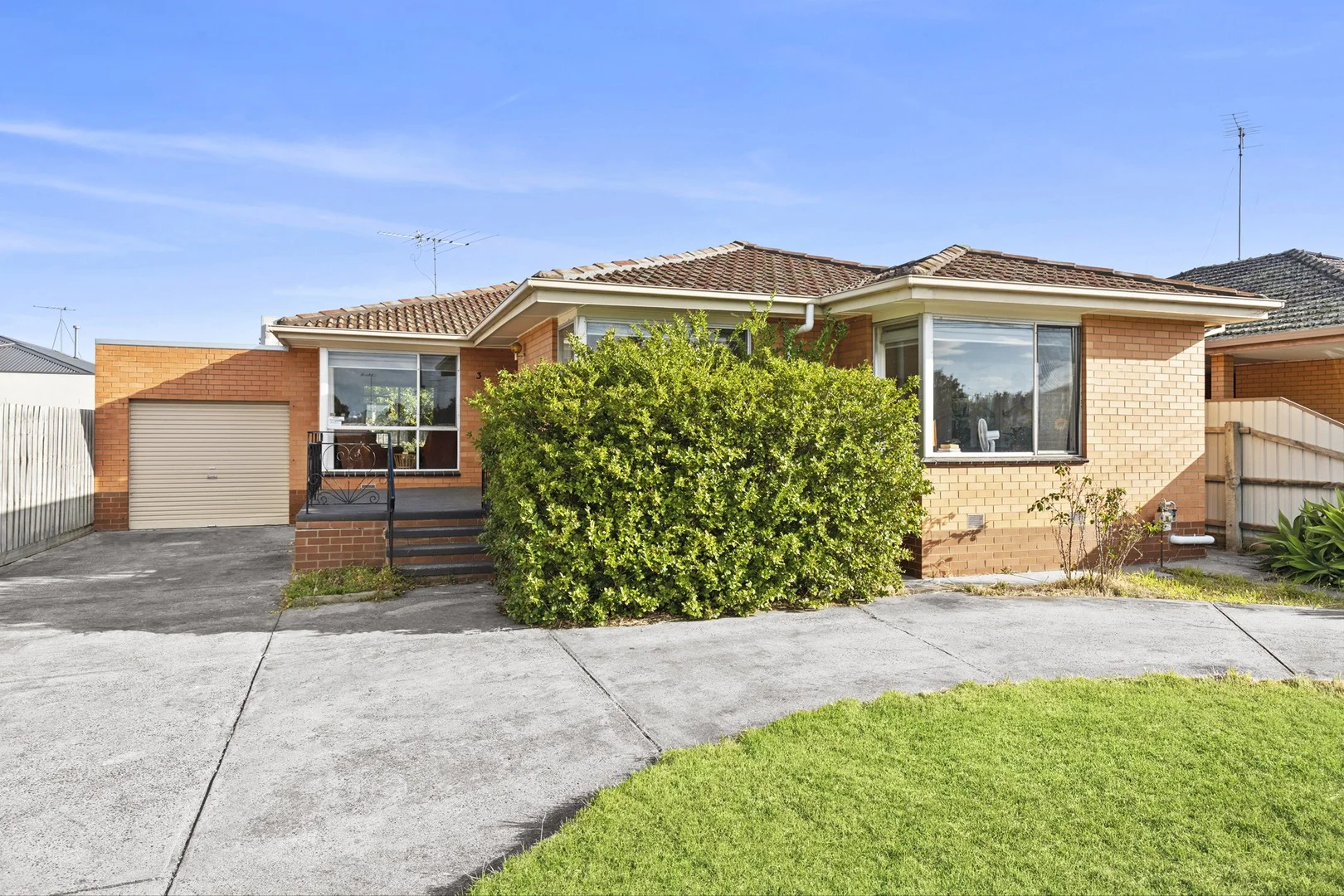3 Braund Ave (1/11)