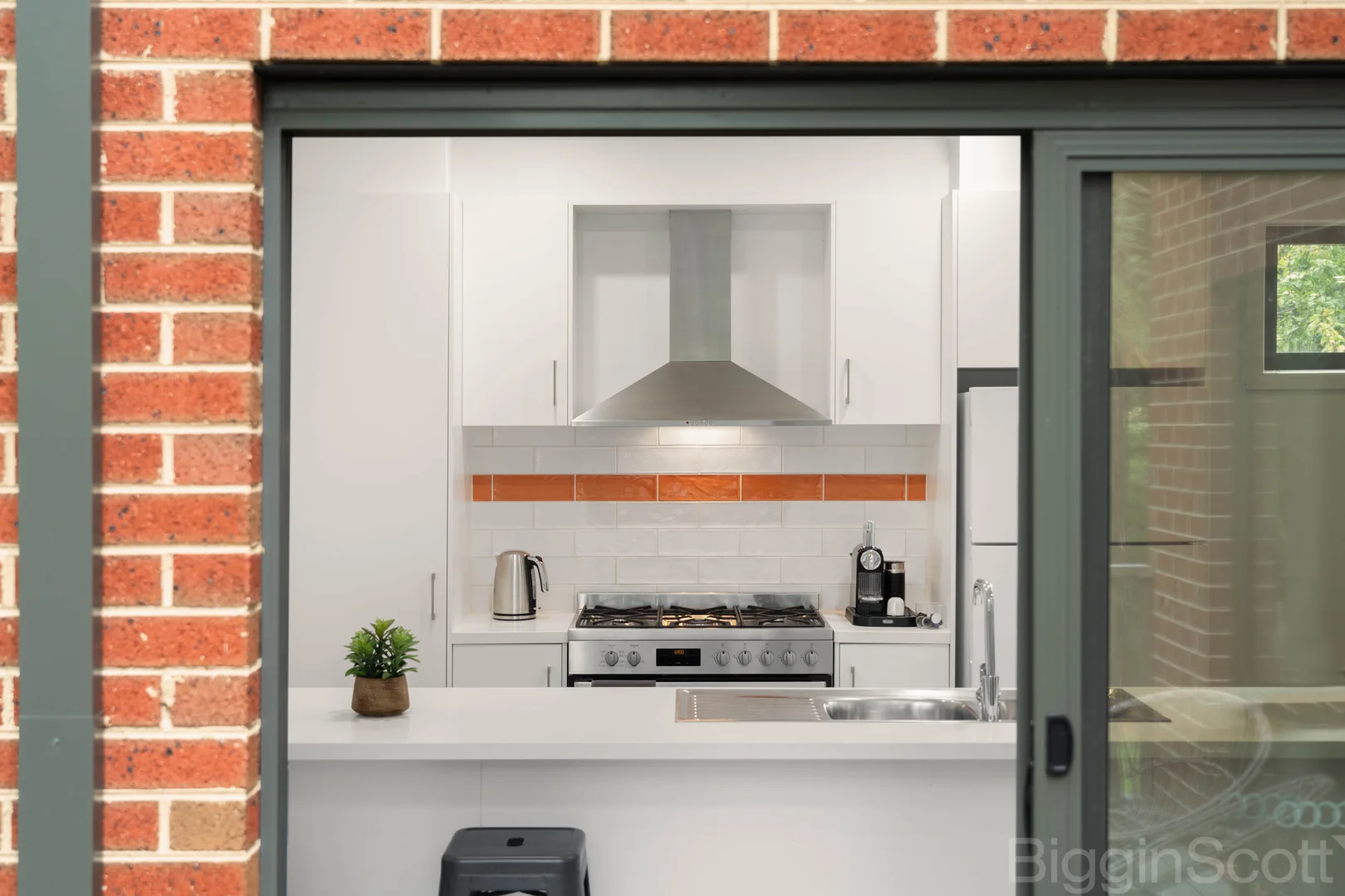 3 Vincent Street North - Image 4