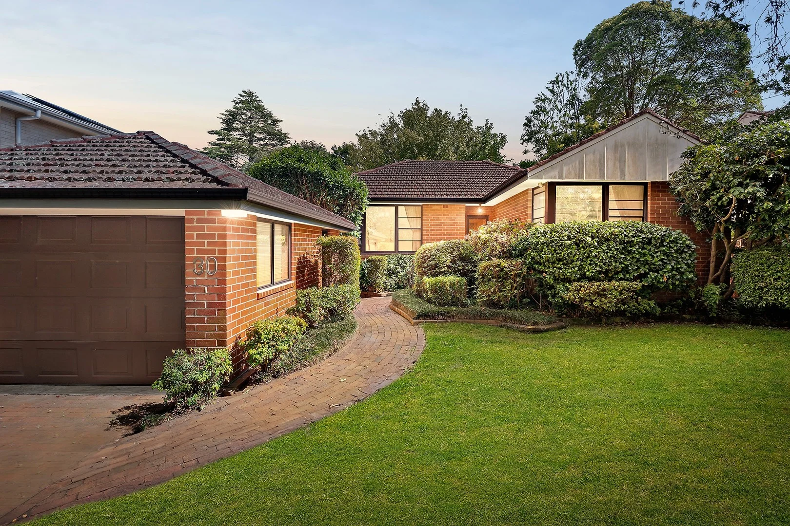 30 Deakin Street (1/16)