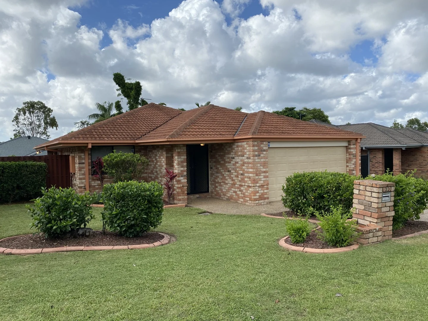 30 Meadowbank Drive (1/22)