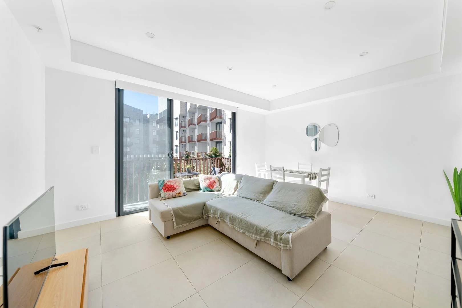 301/105 Dalmeny Avenue (1/7)