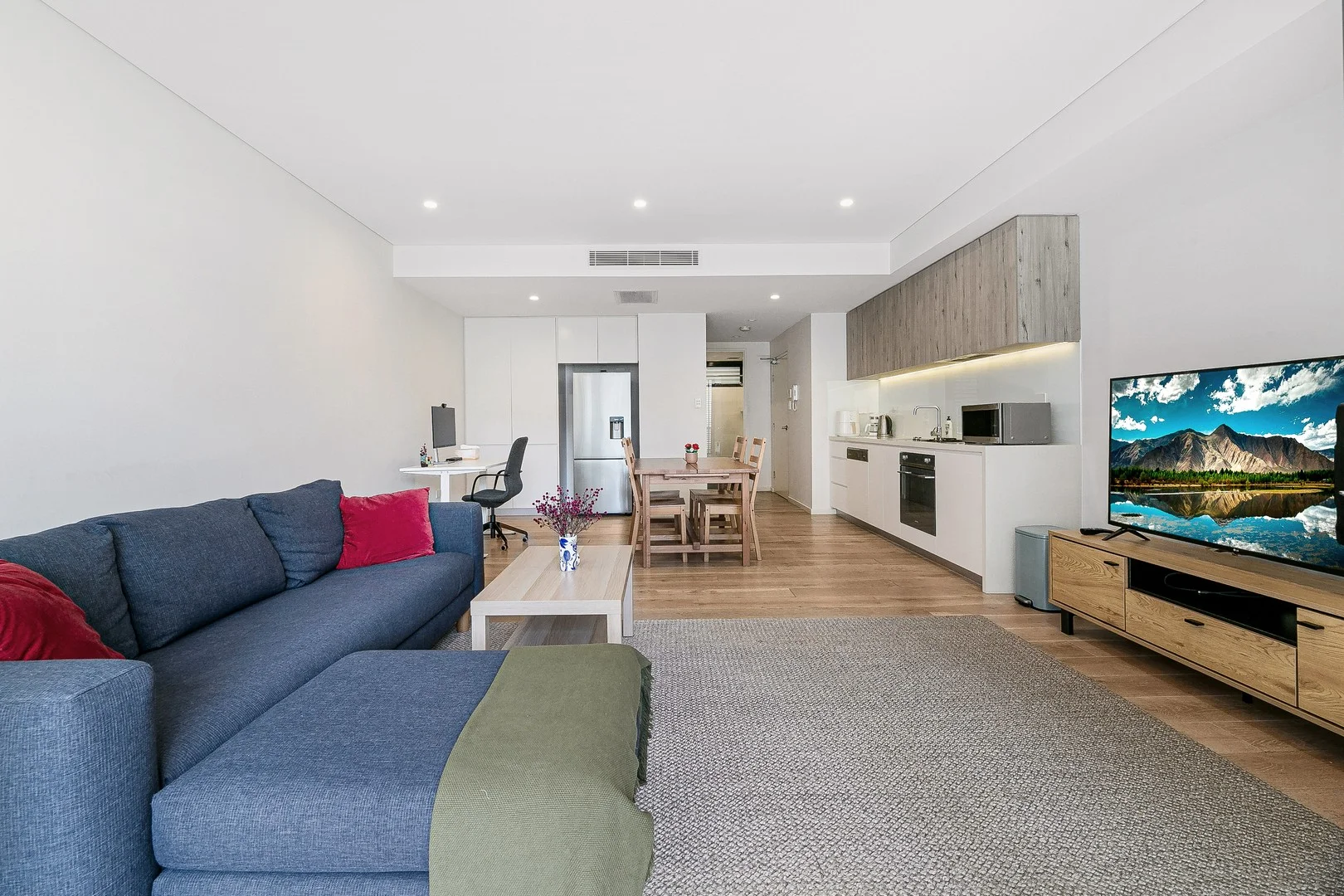 302/6-10 Rothschild Avenue (1/8)