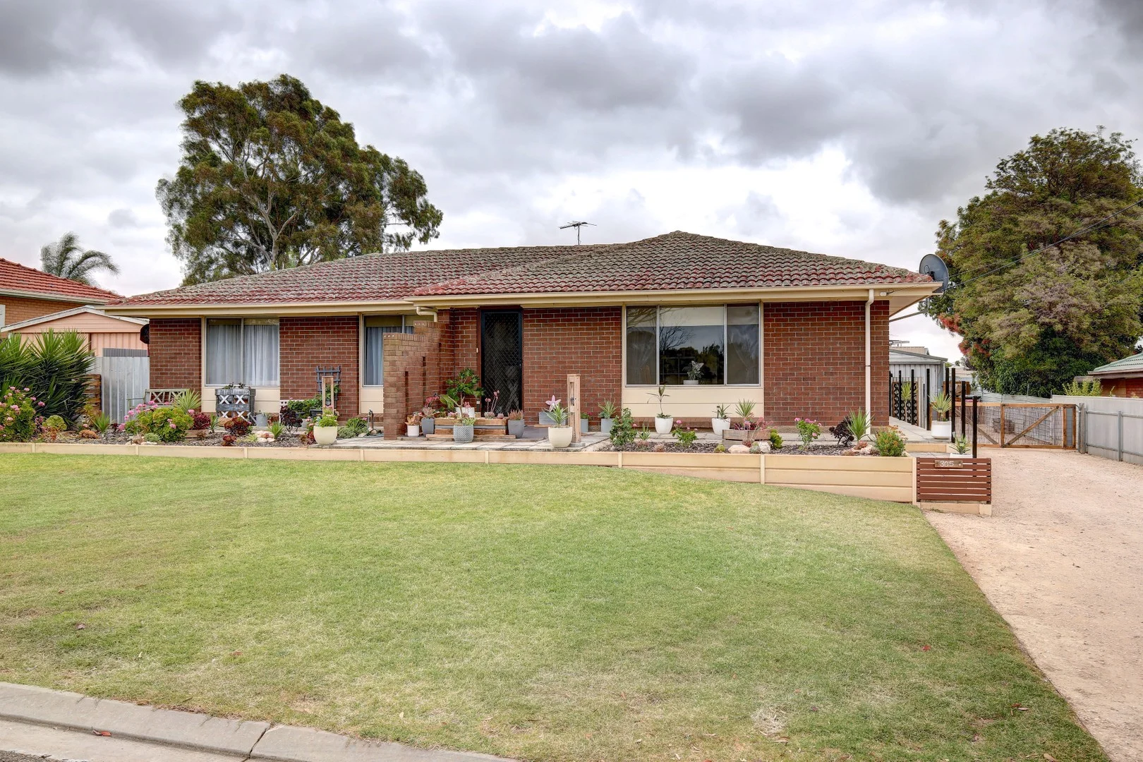 305 Adelaide Road (1/23)